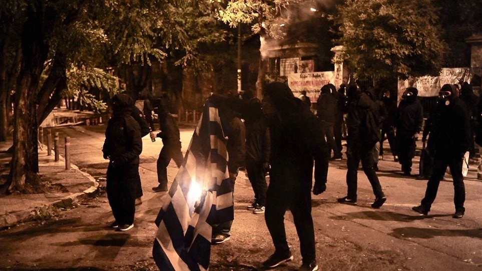 Στην «πυρά» η Ελλάδα: «Βροχή» μολότοφ σε Αθήνα, Θεσσαλονίκη, Πάτρα – Κουκουλοφόροι καίνε την ελληνική σημαία